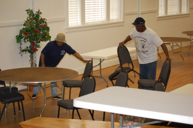 Dimple Oneal & Willie Spencer arrange chairs in preparation for the banquet.